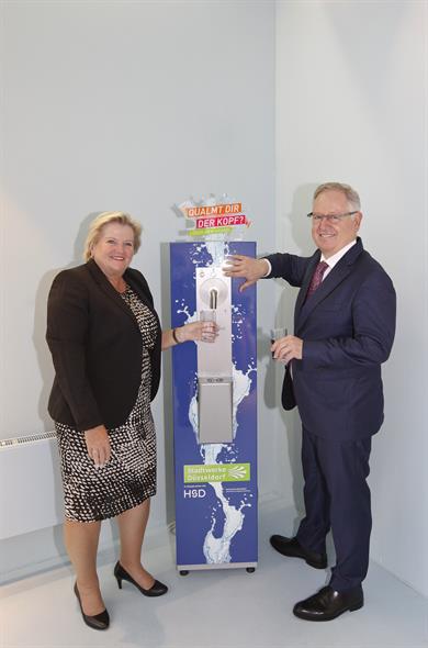 Prof. Dr. Brigitte Grass, Präsidentin der Hochschule Düsseldorf, und Manfred Abrahams, Vorstand der Stadtwerke Düsseldorf, bei der Einweihung einer der sechs neuen SodaJets. Foto: Claudia Koennecke / Stadtwerke Düsseldorf